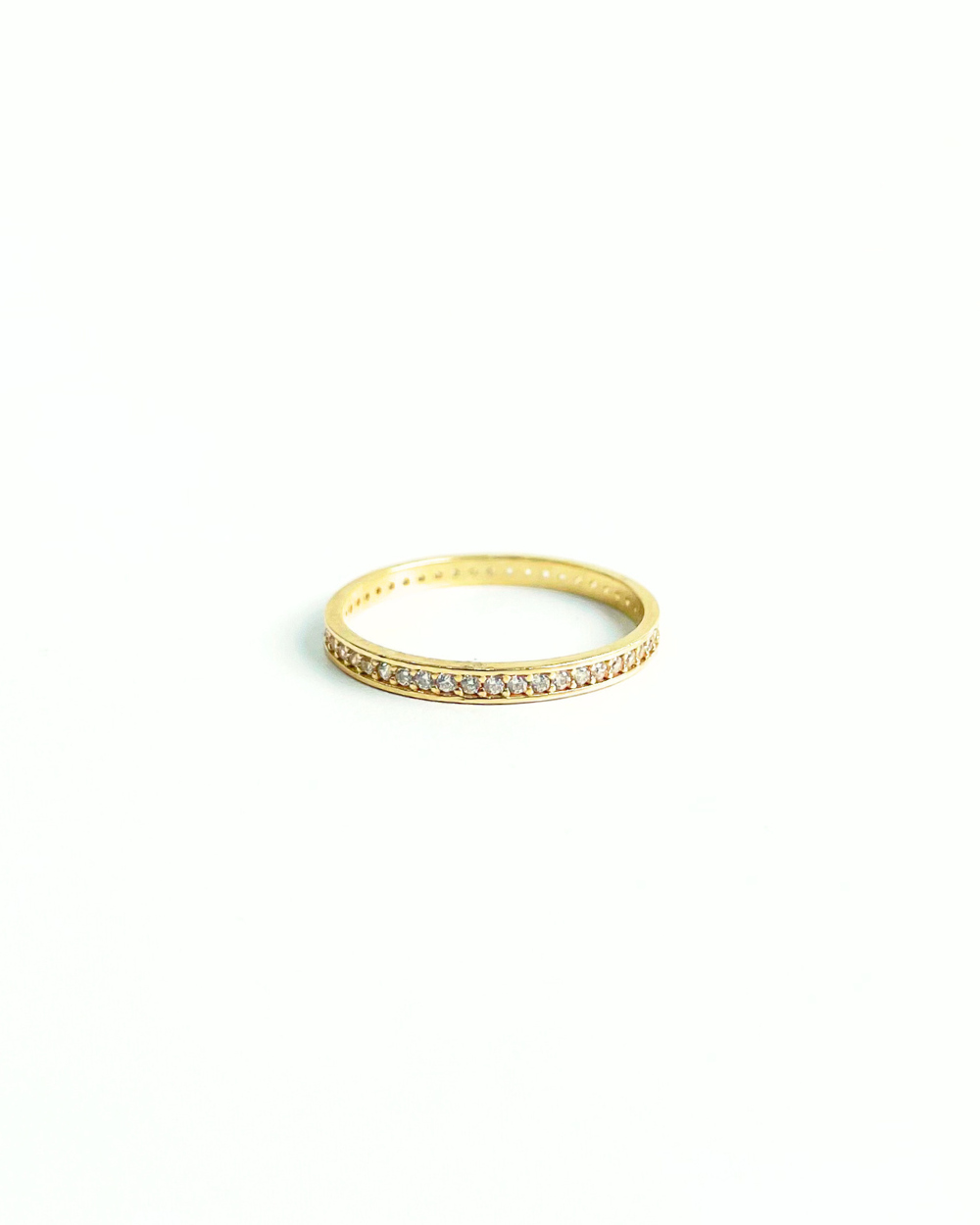 ANILLO DELGADO CON MINI CIRCONIAS ALREDEDOR   SKU: ORO109