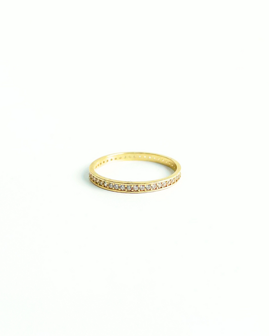 ANILLO DELGADO CON MINI CIRCONIAS ALREDEDOR   SKU: ORO109