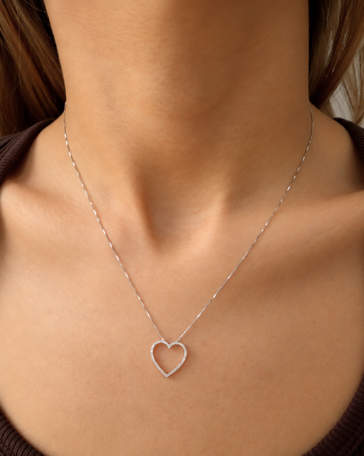 Collar de Oro Blanco 14K con Dije de Corazón y Diamantes