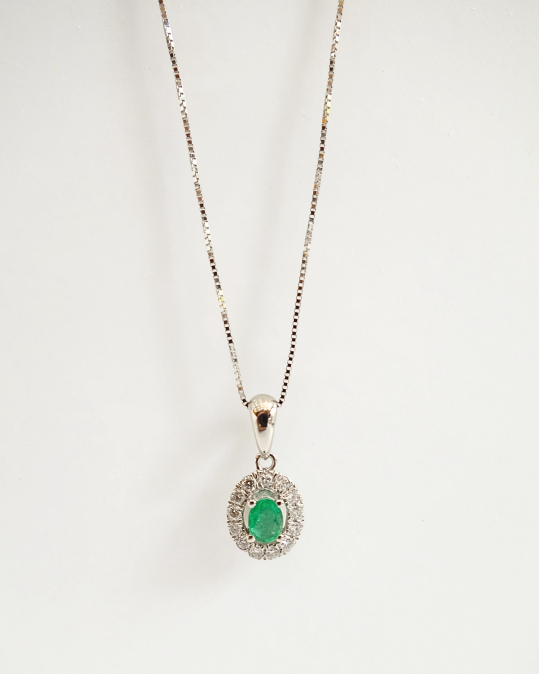 Collar de Oro blanco 14K con dije esmeralda y cinturón de diamantes