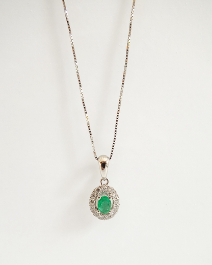 Collar de Oro blanco 14K con dije esmeralda y cinturón de diamantes