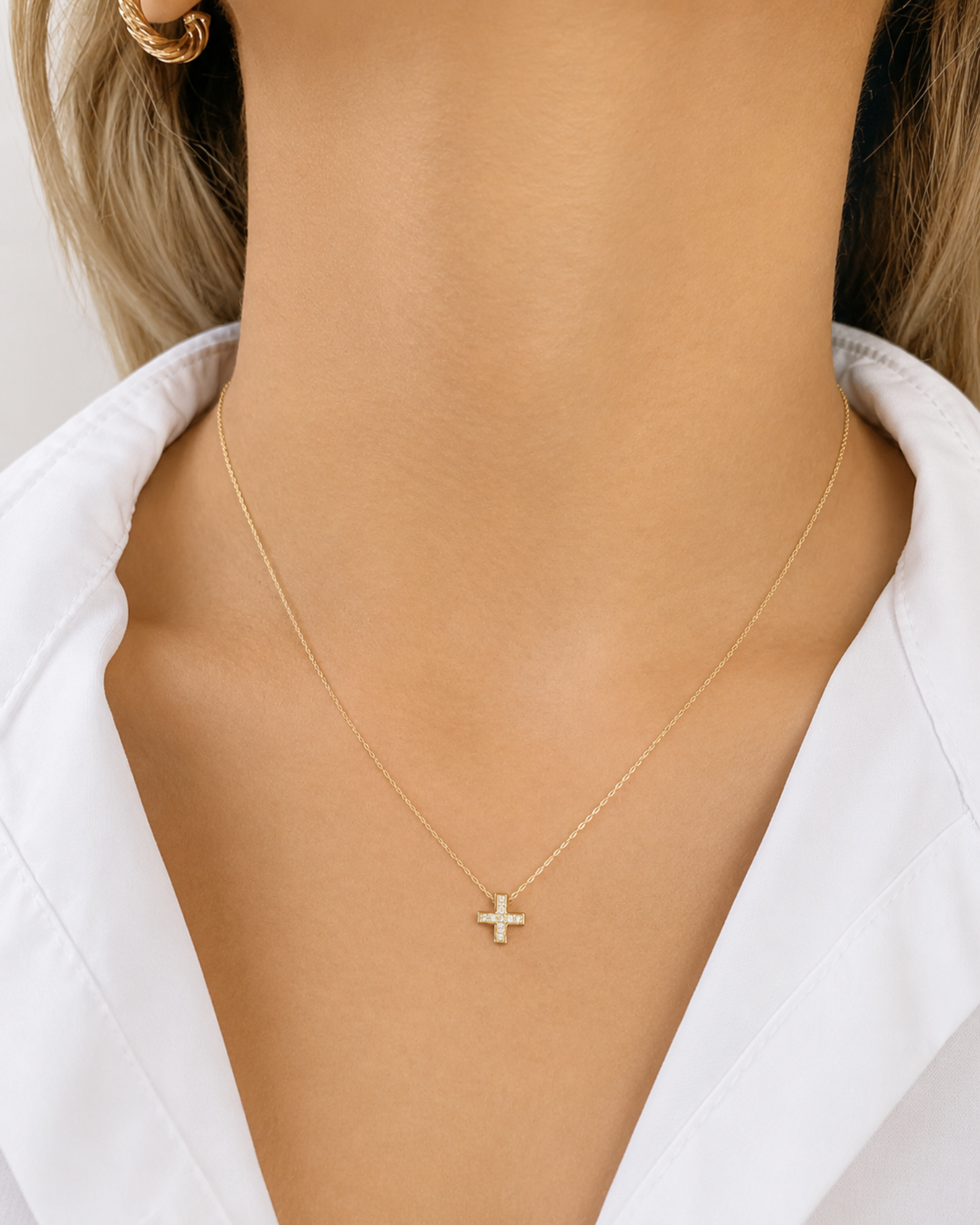 Cadena con dije cruz cuadrada con circonias  de oro14K   SKU: ORO174