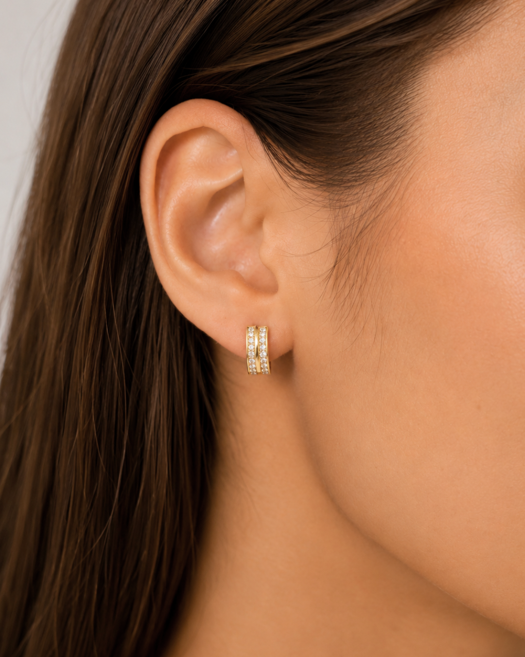 ARETES TIPO HUGGIES DE ORO 14K CON DOBLE TIRA DE CIRCONIAS  SKU:OR0437