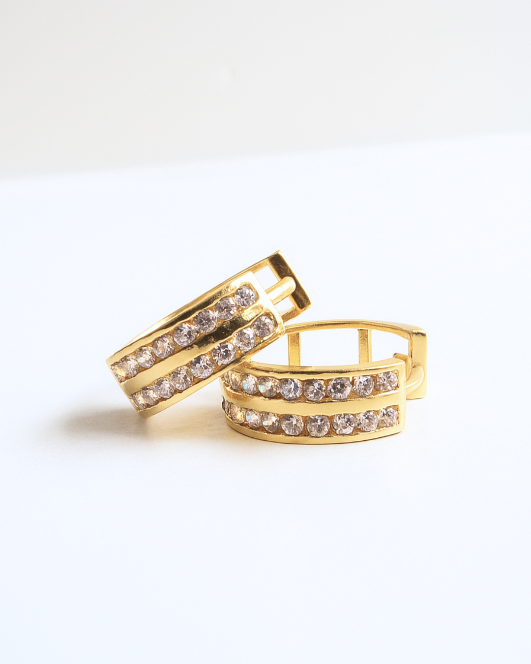 ARETES TIPO HUGGIES DE ORO 14K CON DOBLE TIRA DE CIRCONIAS  SKU:OR0437