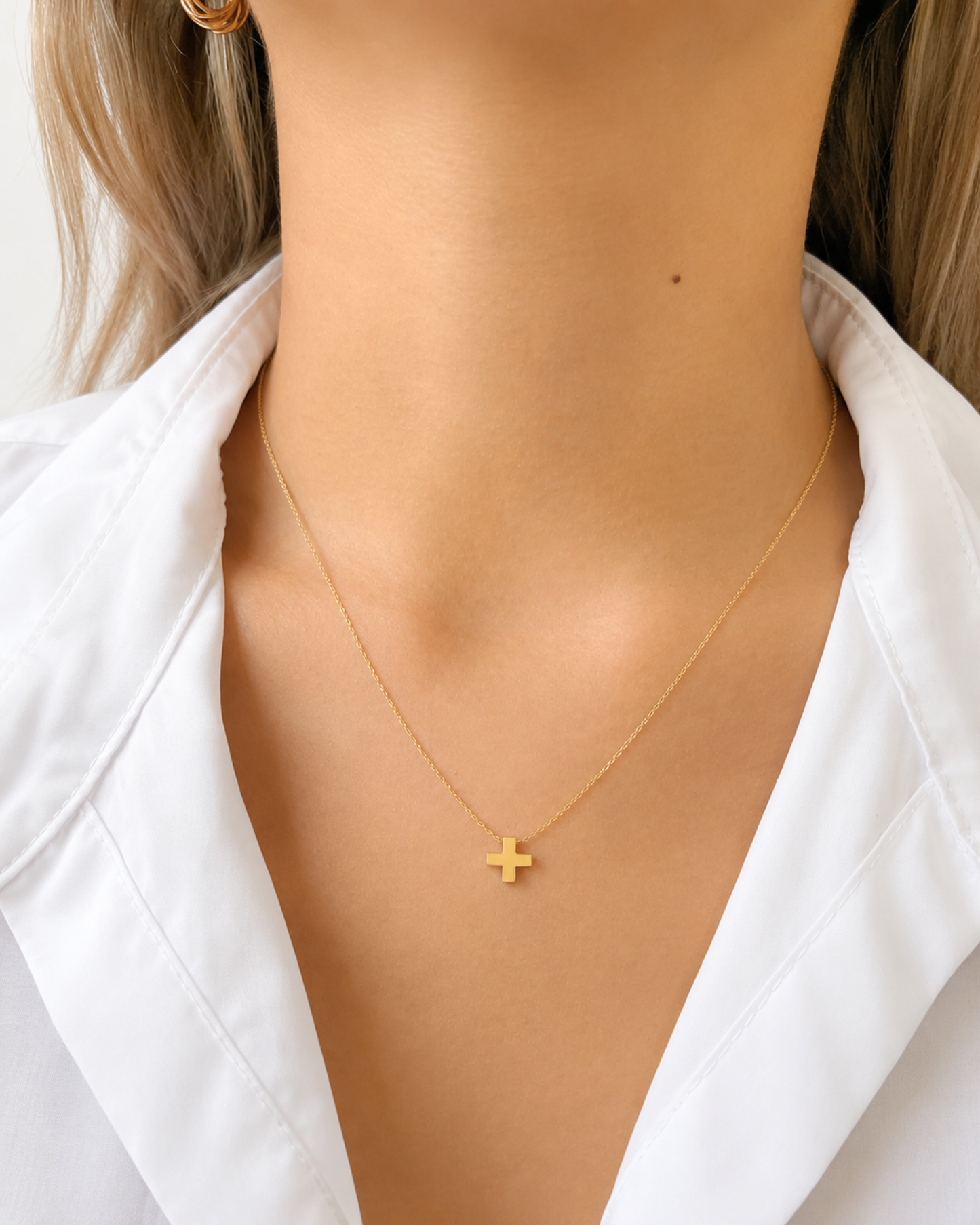 Cadena con dije de cruz cuadrada oro 14k