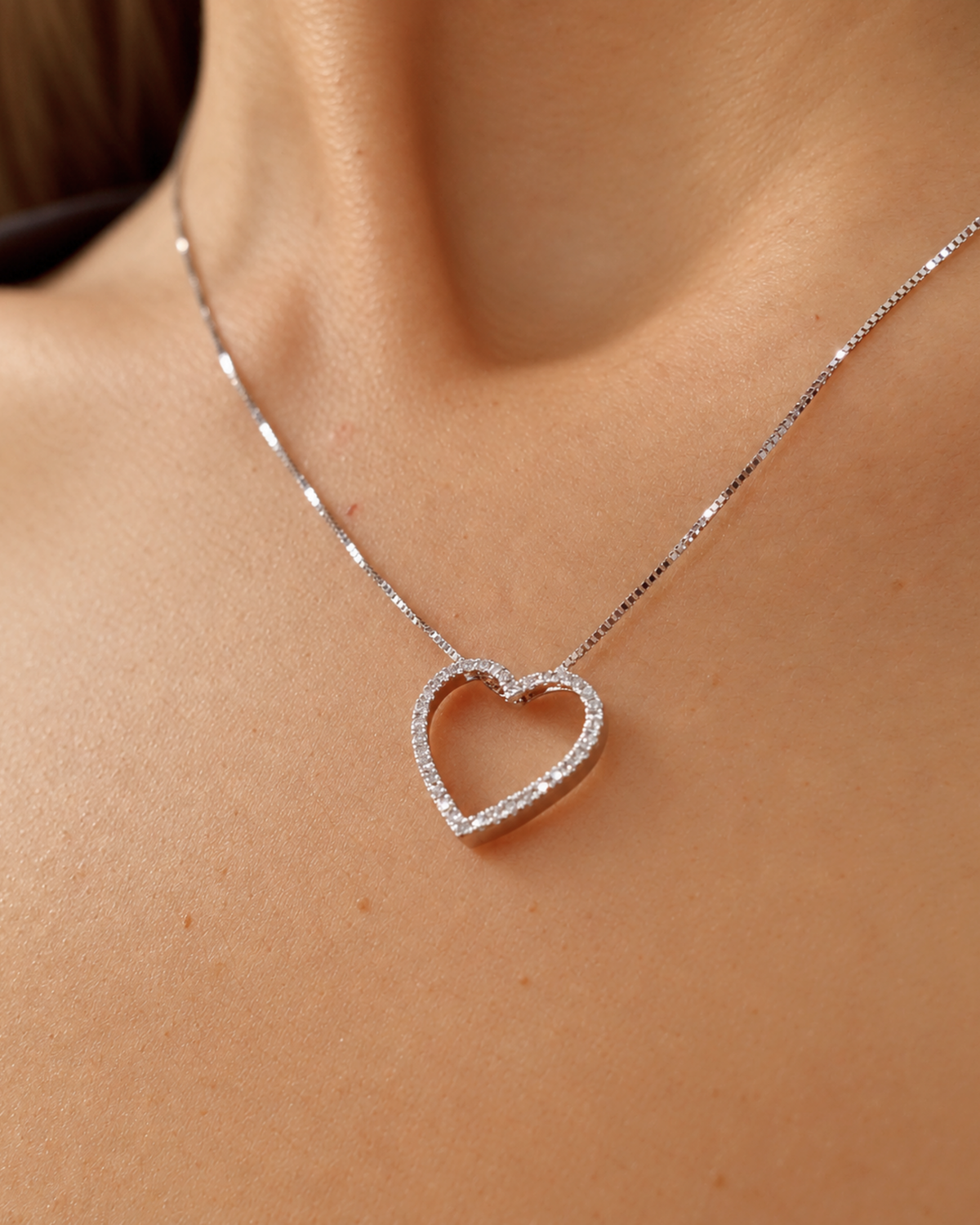 Collar de Oro Blanco 14K con Dije de Corazón y Diamantes