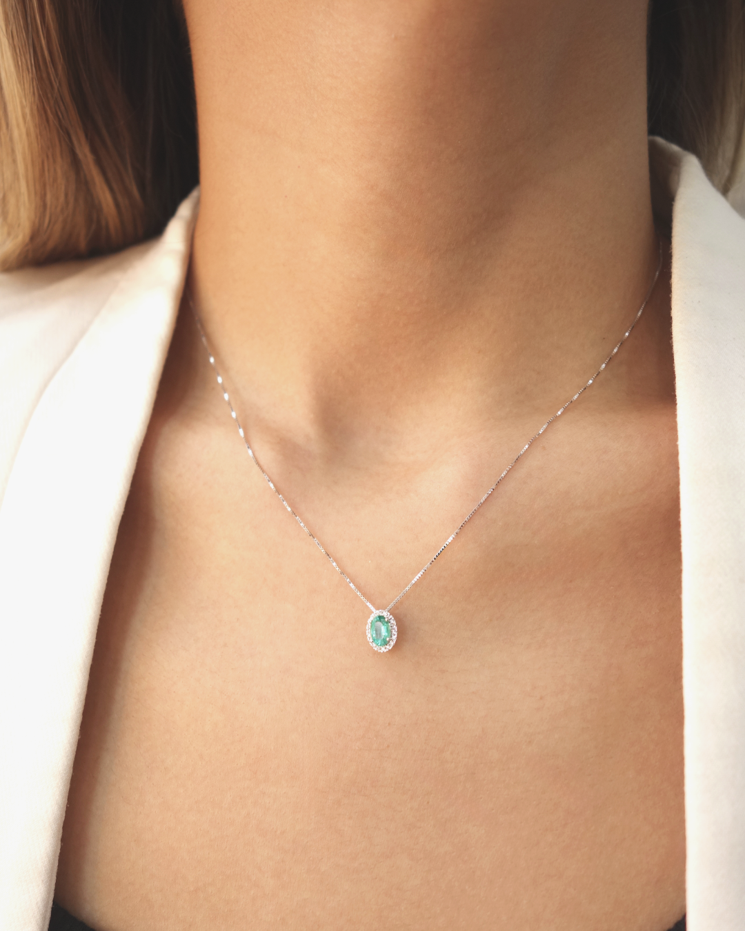 Collar de Oro blanco 14K con Esmeralda oval y diamantes SKU: OR0534