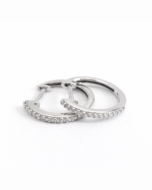 Arracadas Huggie con Diamantes en Oro Blanco 14K  SKU: OR0577
