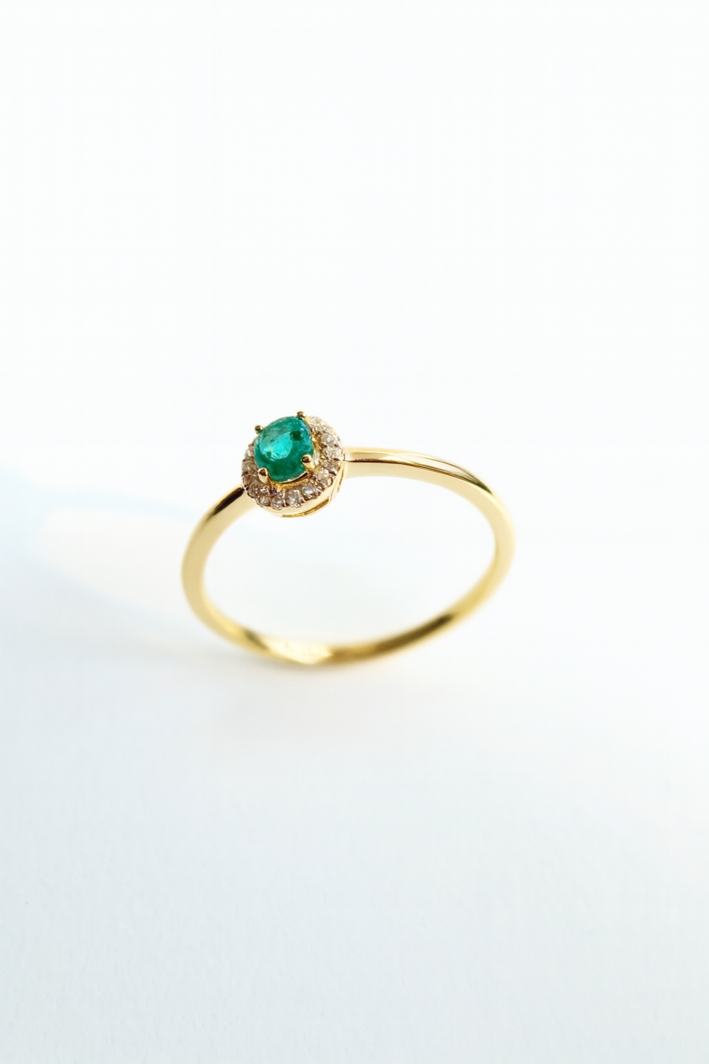 Anillo Esmeralda oval con y diamantes en Oro 14K