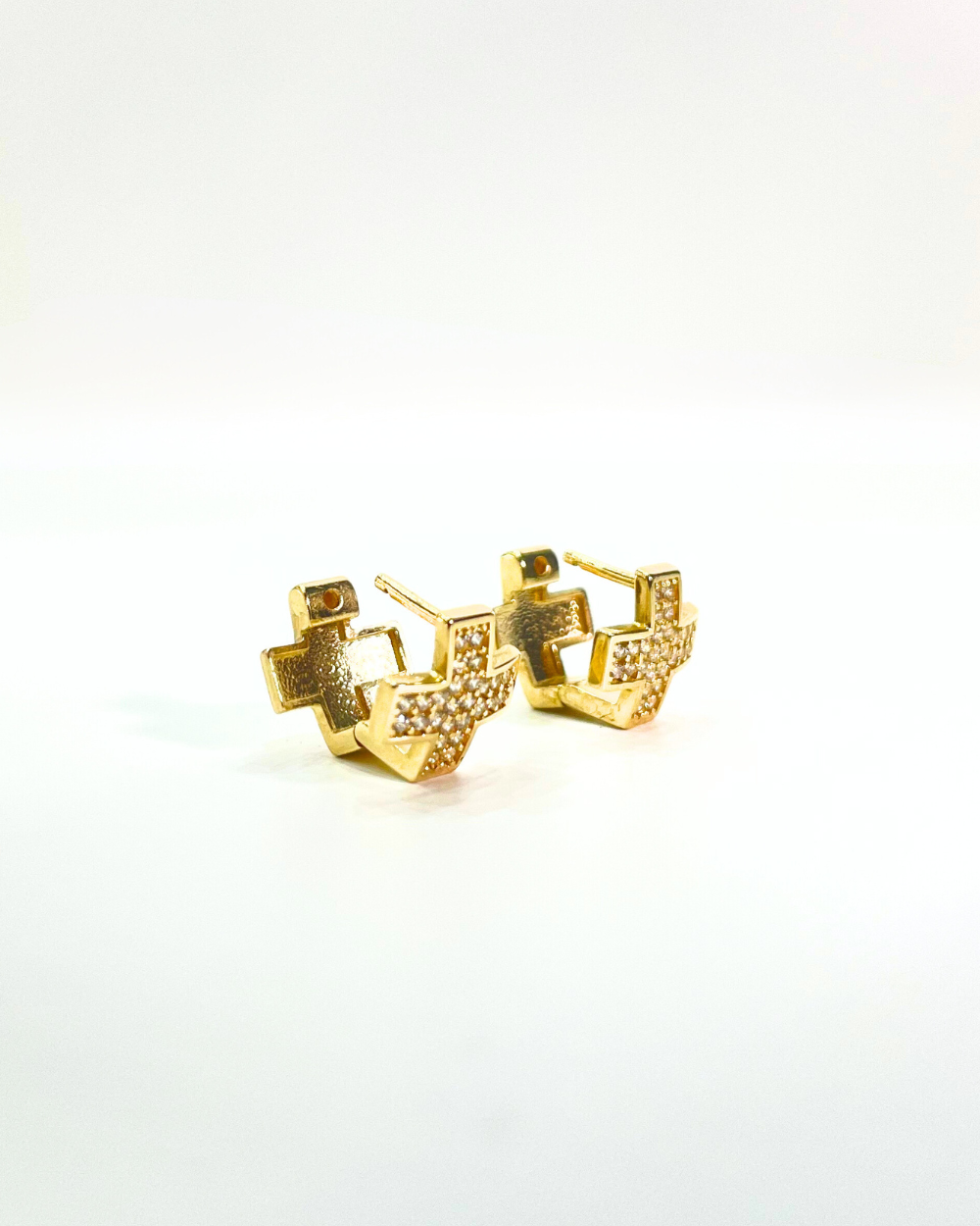 HUGGIES DE CRUZ CON CIRCONIAS DE ORO 14K SKU: OR0281