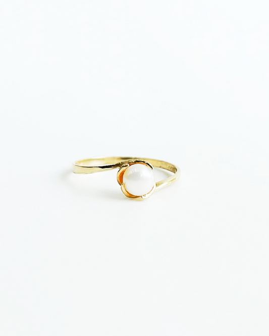 Anillo delgado de oro 14k con perla pequeña    SKU: OR0352