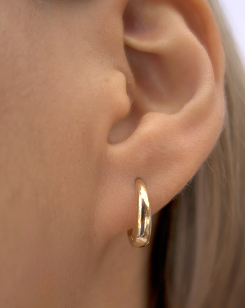 ARETES TIPO HUGGIES DE LISOS DE ORO 14K SKU: OR0443