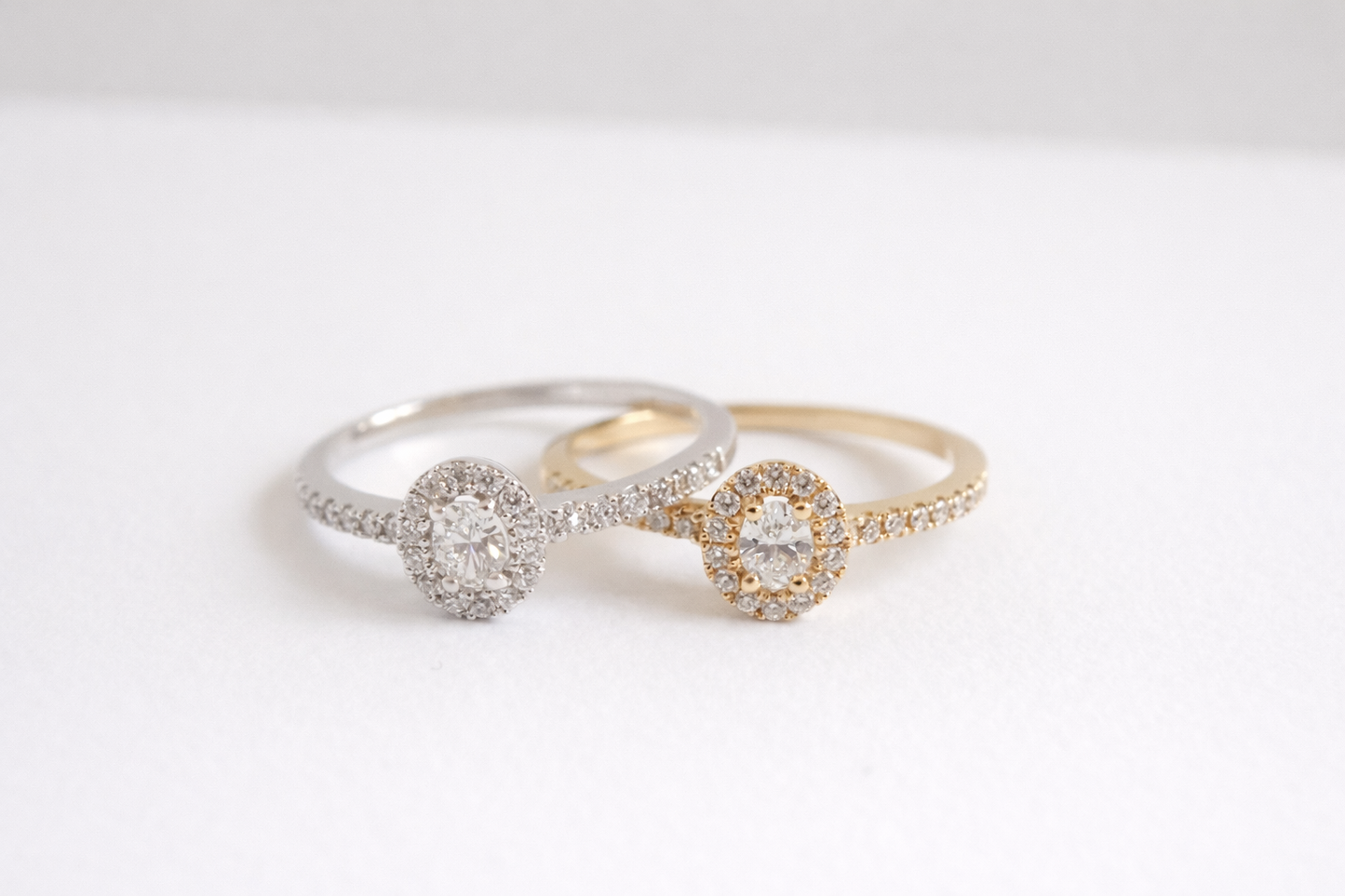 Anillo de Oro 14K de diamante Oval Central SKU: OR0525