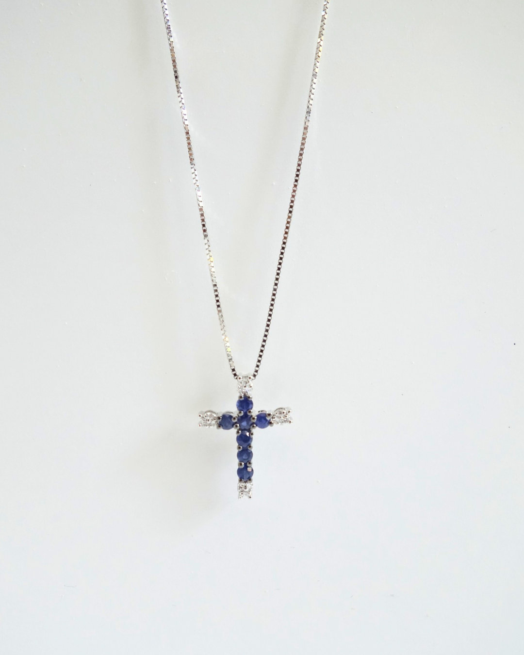 Collar de Cruz de Oro blanco 14K con zafiros y Diamantes SKU:OR0550