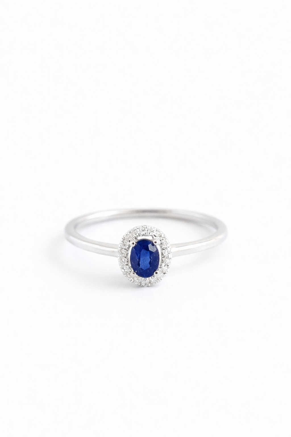 Anillo de Oro blanco 14K con zafiro azul oval y diamantes. SKU: OR0570