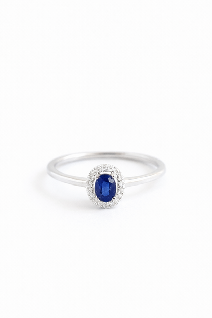 Anillo de Oro blanco 14K con zafiro azul oval y diamantes. SKU: OR0570