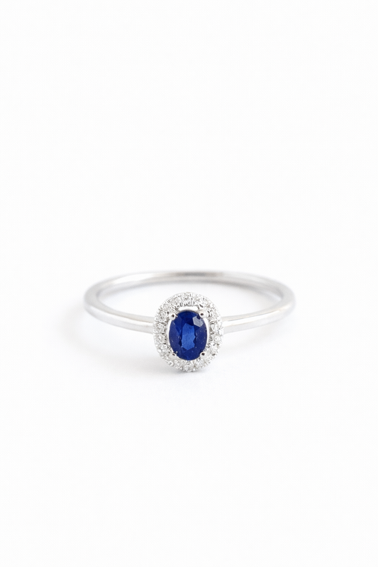Anillo de Oro blanco 14K con zafiro azul oval y diamantes. SKU: OR0570
