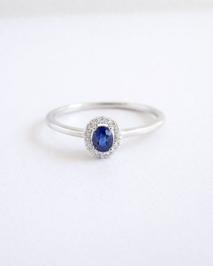 Anillo de Oro blanco 14K con zafiro azul oval y diamantes. SKU: OR0570