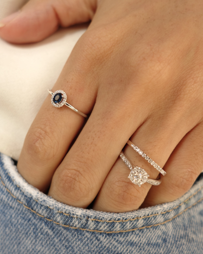 Anillo de Oro blanco 14K con zafiro azul oval y diamantes. SKU: OR0570