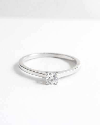 Anillo Solitario de Compromiso en Oro Blanco 14K con Diamante SKU: OR0544