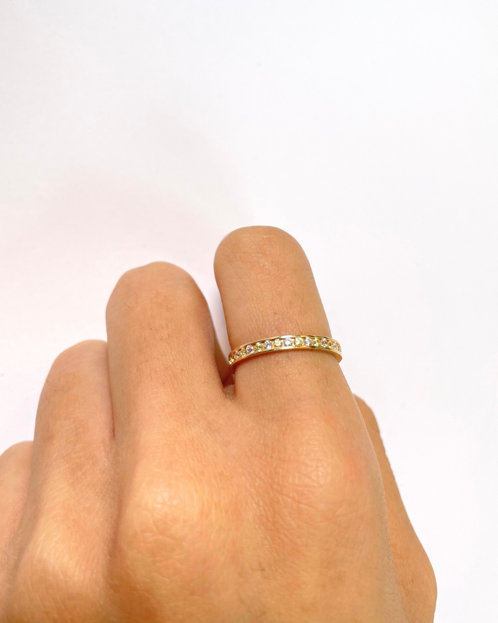 ANILLO DELGADO CON CIRCONIAS CHICAS ORO 14K   SKU: ORO102