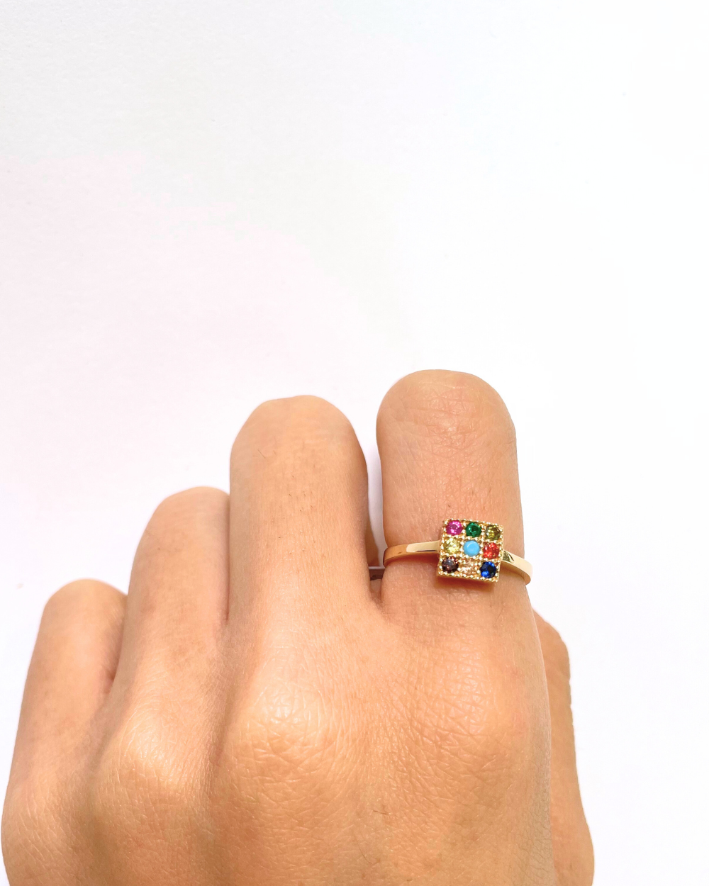 Anillo con cuadrado multiclor   SKU: ORO110