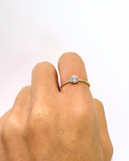 ANILLO DELGADO CON CIRCONIA CENTRAL DE ORO 14K   SKU: ORO112