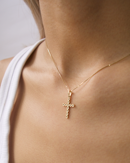 DIJE DE CRUZ DISEÑO DE CÍRCULOS CON CIRCONIAS DE ORO 14K.  SKU: ORO138