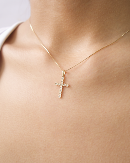 DIJE DE CRUZ DISEÑO DE CÍRCULOS CON CIRCONIAS DE ORO 14K.  SKU: ORO138