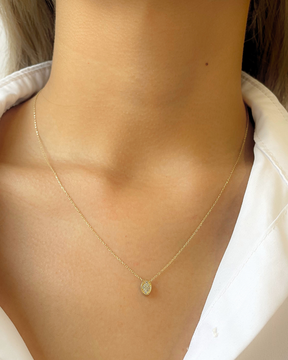 Cadena con dije ovalo con circonias oro 14.    SKU:ORO170