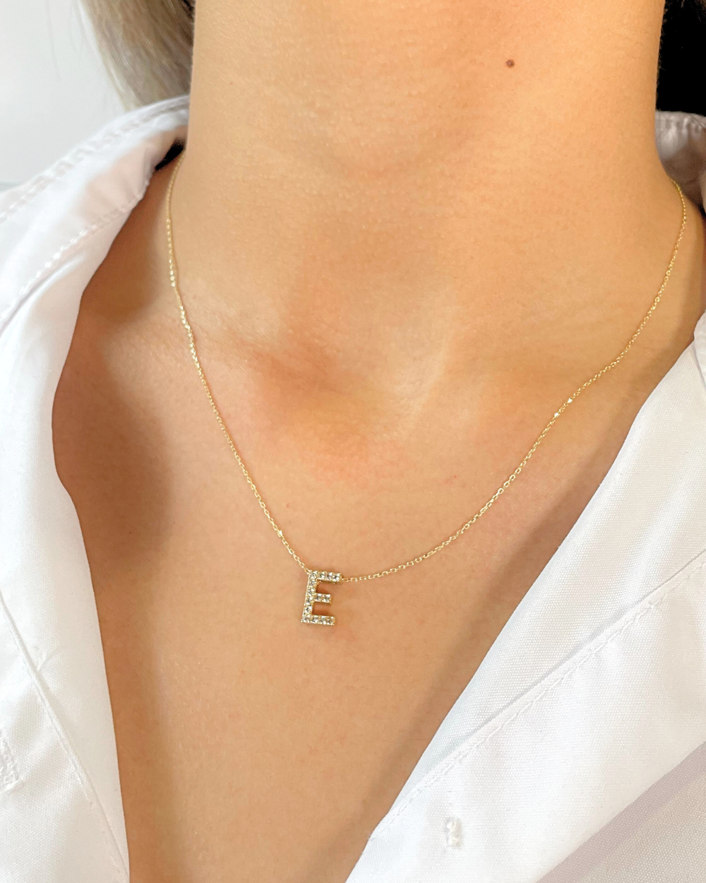 Cadena inicial con circonias "E" de oro 14k   SKU:ORO237