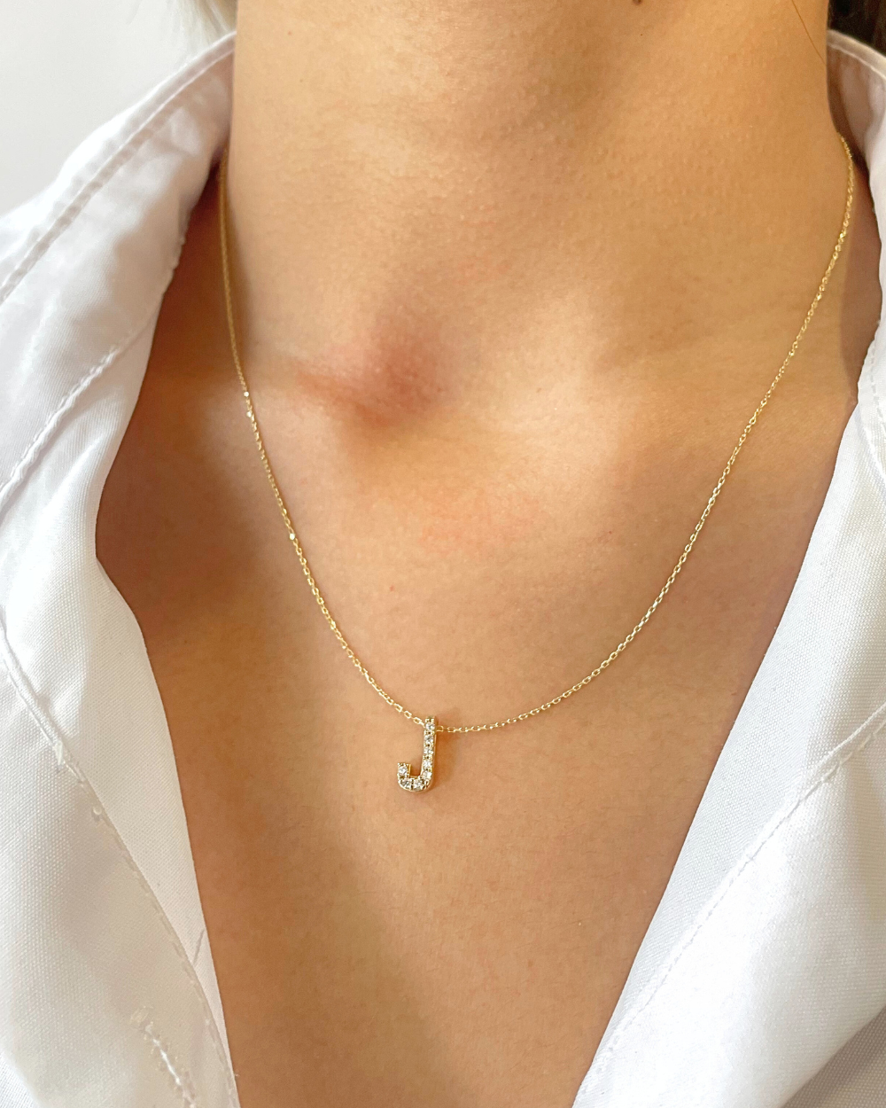Cadena inicial con circonias "J" de oro 14k   SKU:ORO238