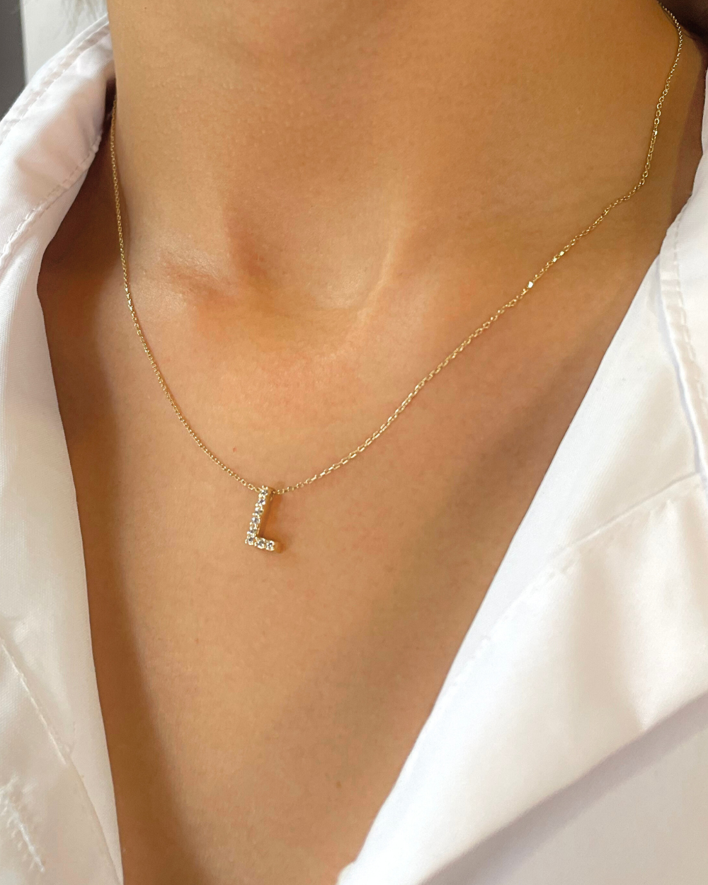 Cadena inicial con circonias "L" de oro 14k   SKU:ORO239