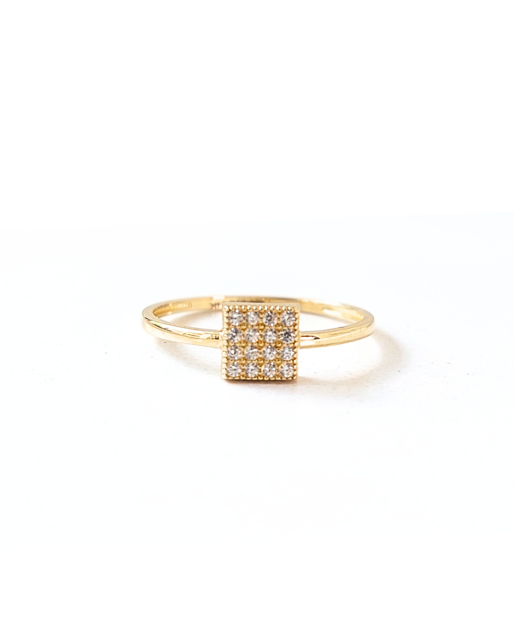 Anillo con cuadrado en medio y circonias  SKU: ORO84