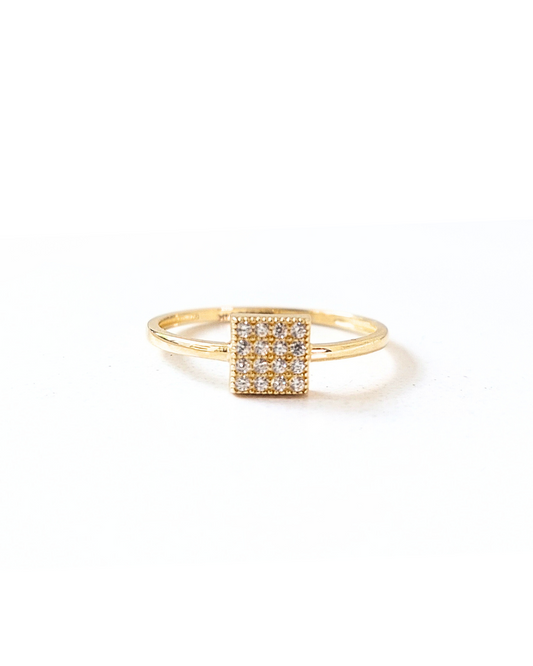 Anillo con cuadrado en medio y circonias  SKU: ORO84