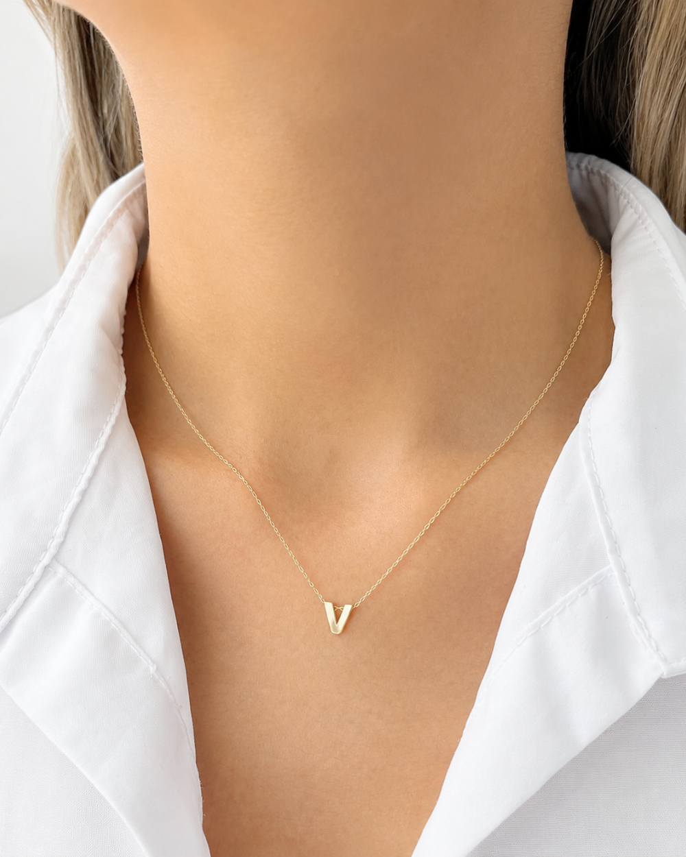 Cadena inicial lisa "V" clasica de oro 14k SKU: ORO244