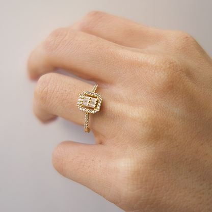 ANILLO CON CUADRADO CON CIRCONIAS DE ORO 14K SKU: ORO107